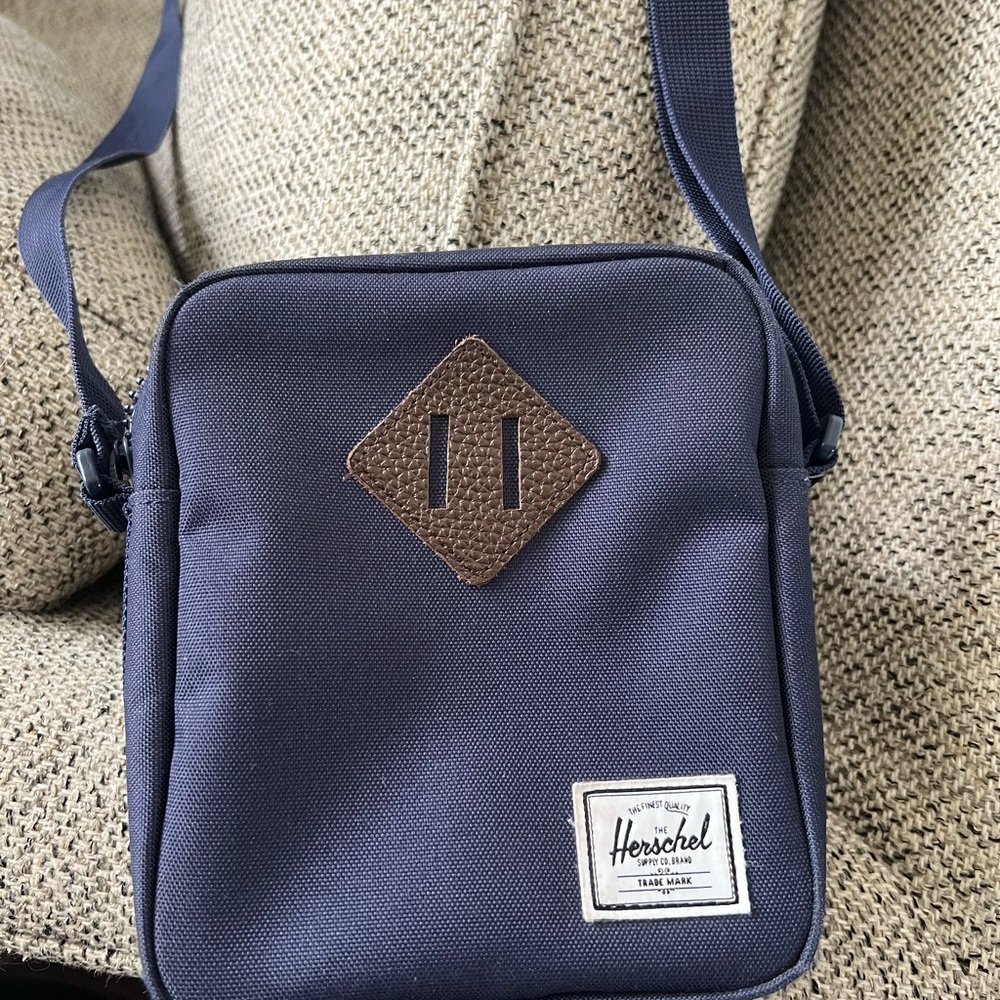 Hershel purse navy - excellent condition